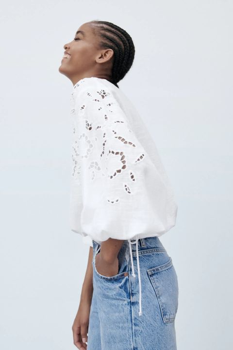 increíble camisa blanca de Zara con bordados perforados