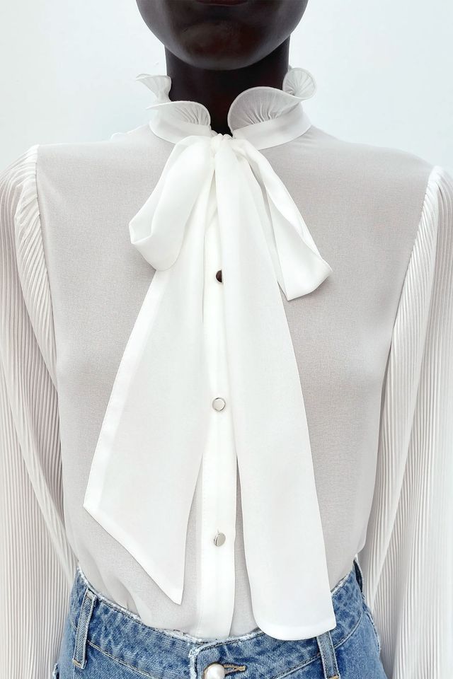 fingir papel Separar Llega la primera camisa blanca plisada con lazo a Zara
