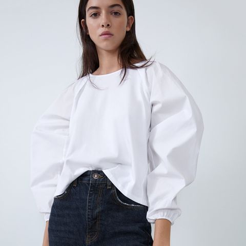 Esta camisa blanca de Zara es tendencia y cuesta de 16 €