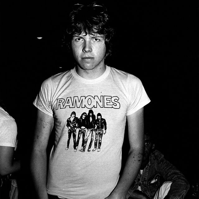 un fan con la camiseta de los ramones en 1976