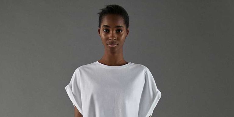 Zara saca una línea de camisetas blancas