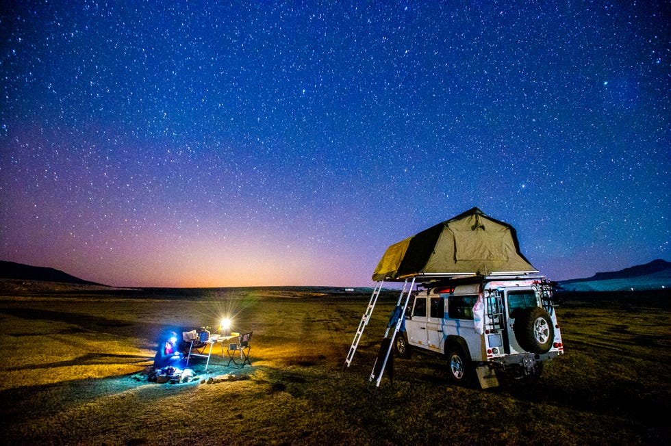 Mobil Camping untuk Menikmati Suasana Malam dari Atap Mobil