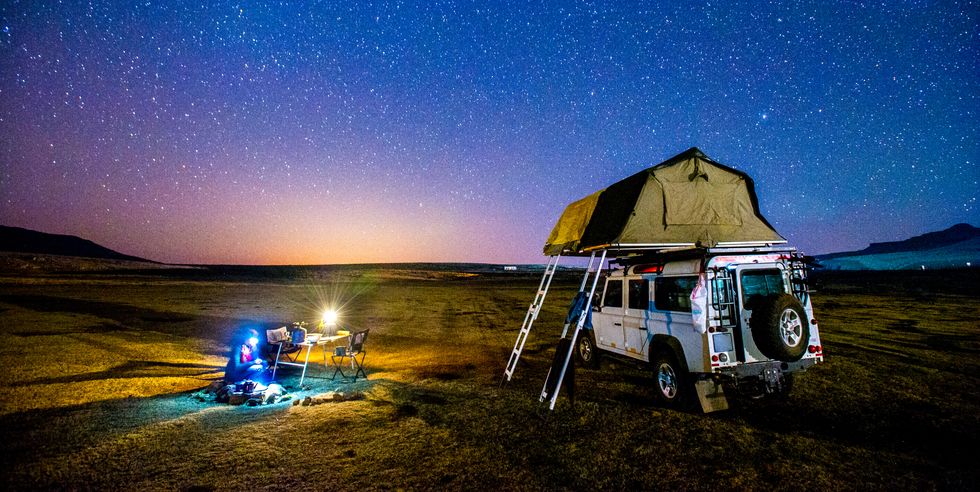 Mobil Camping untuk Menikmati Suasana Malam dari Atap Mobil