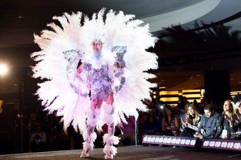 Feather, Pink, Lighting, Dance, Performance art, Carnival, Performance, Event, Night, Tradition, 