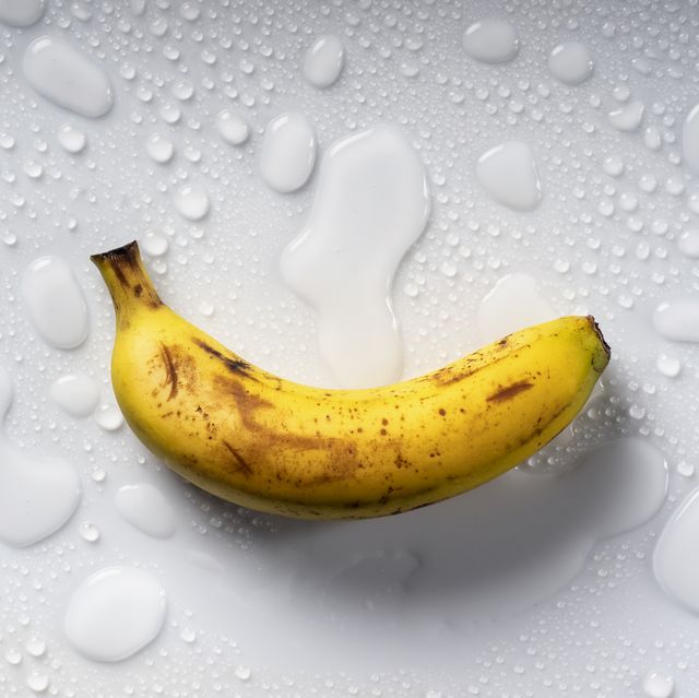 plátano sobre mesa mojada