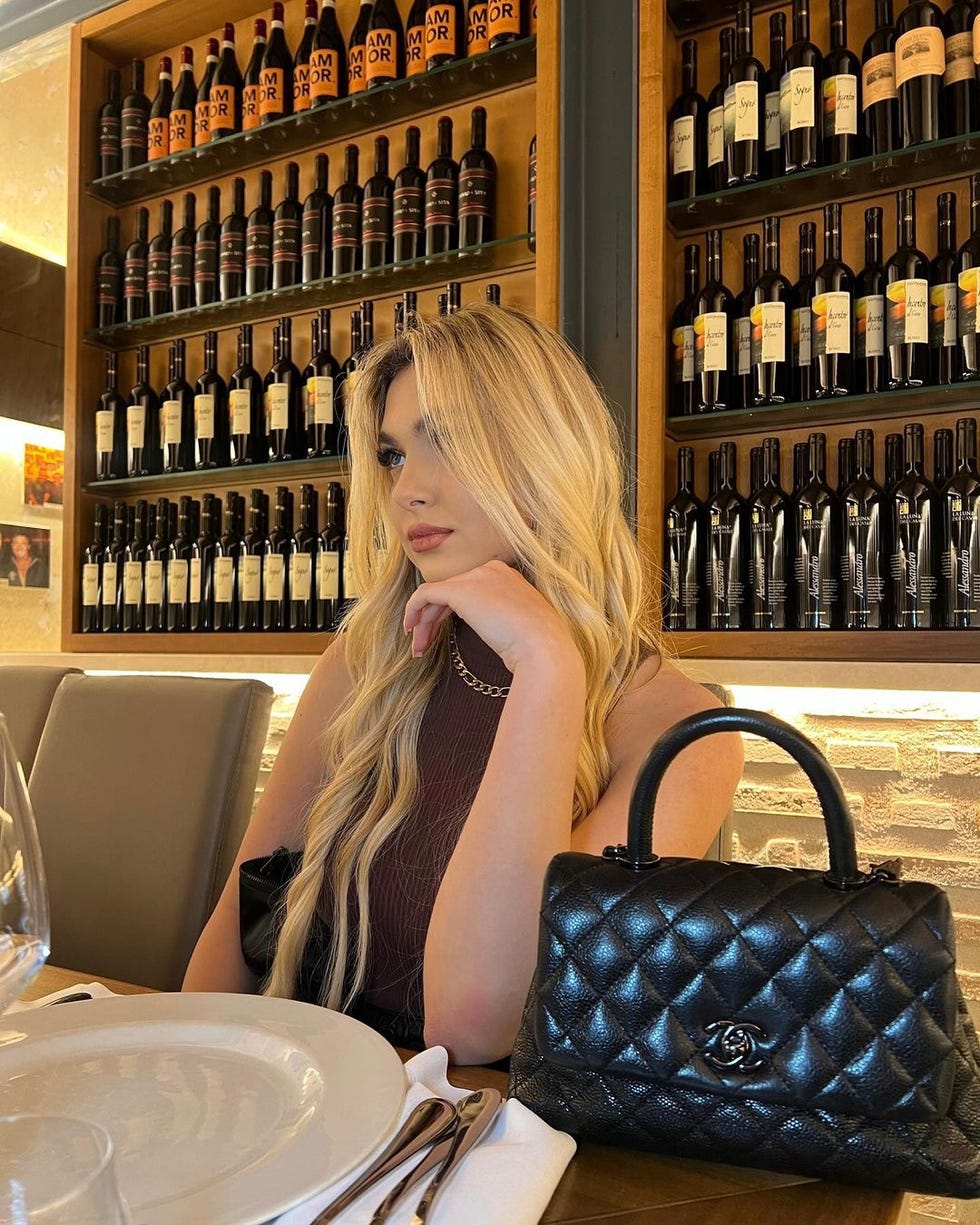 1 - Se Chanel Totti sceglie ancora le onde da sirena sul biondo dorato