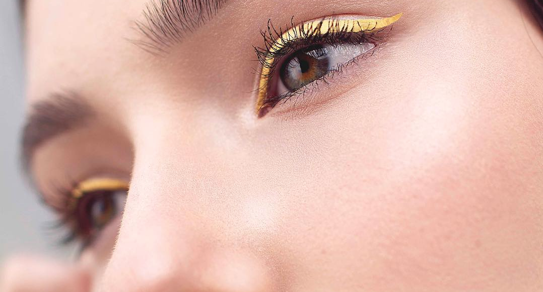 La gran tendencia beauty del verano: el eyeliner amarillo - Se lleva el  eyeliner amarillo
