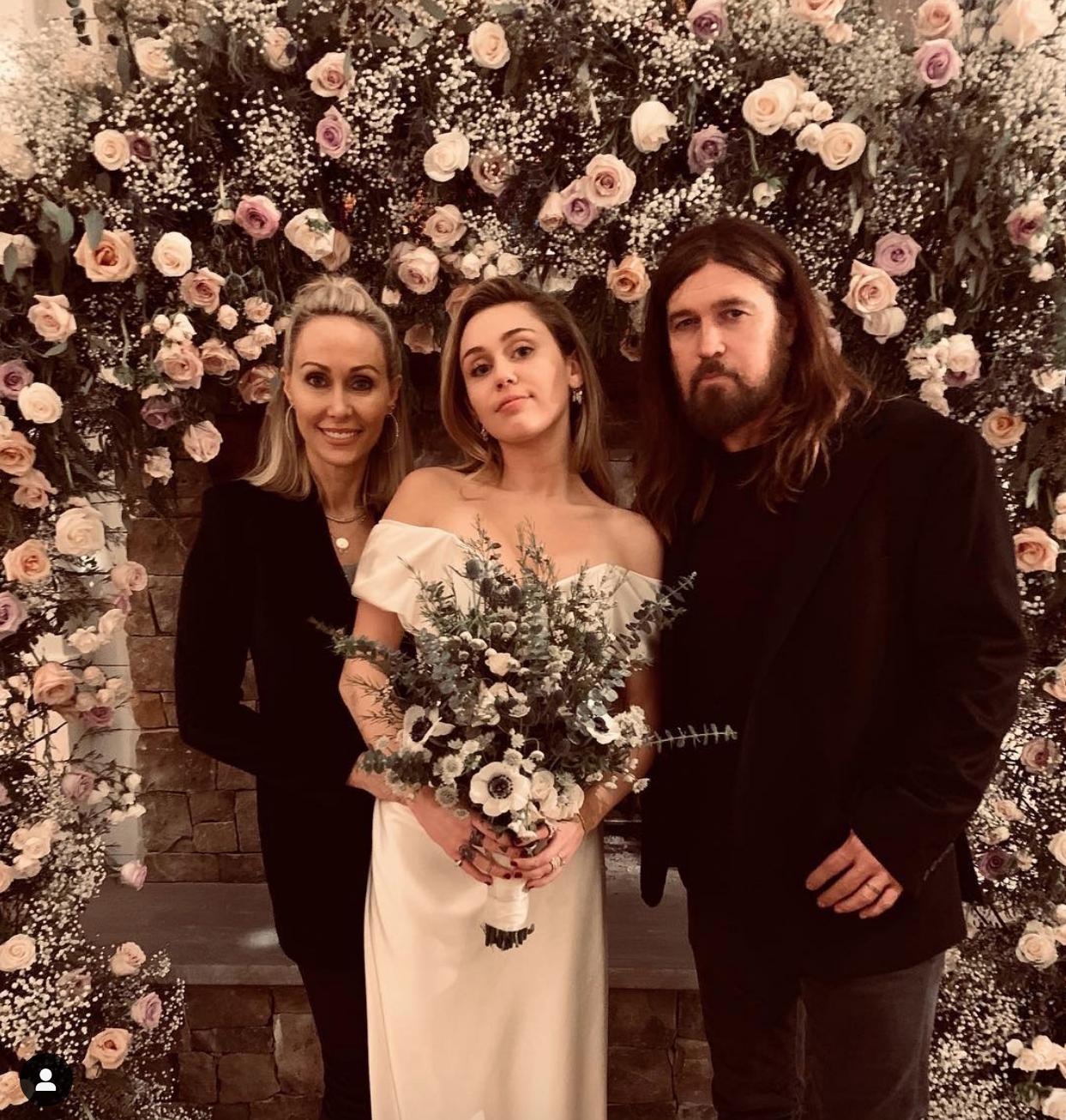 La foto de la boda de Miley Cyrus con sus padres - Los padres de Miley Cyrus  comparten la primera foto con su hija recién casada