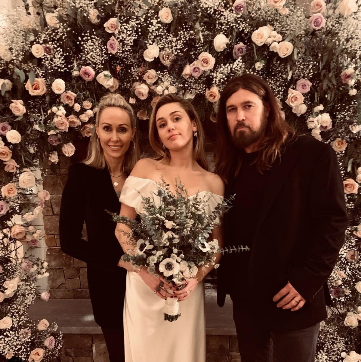 La foto de la boda de Miley Cyrus con sus padres - Los padres de Miley  Cyrus comparten la primera foto con su hija recién casada