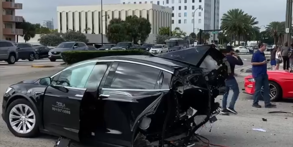 Este Tesla Model X acaba partido por la mitad tras un accidente con un  Nissan GT-R