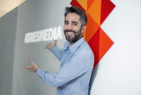 Roberto Leal posa con el logo de Antena 3