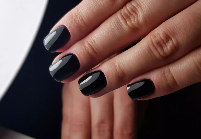 La manicura negra: tendencia absoluta en uñas