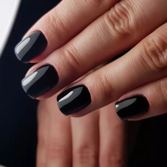 La manicura negra: tendencia absoluta en uñas