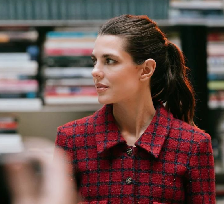 Il look più british con una giacca in tweed di Carlota Casiraghi