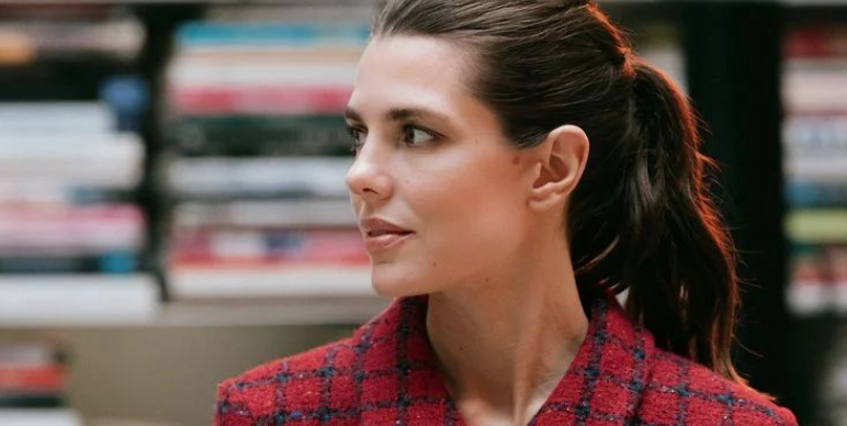 Il look più british con una giacca in tweed di Carlota Casiraghi