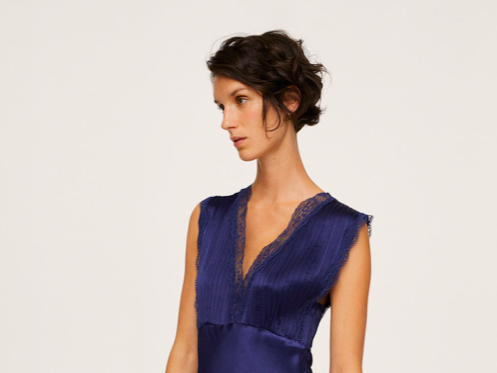 El vestido de invitada azul satinado por 23 € de Mango Outlet