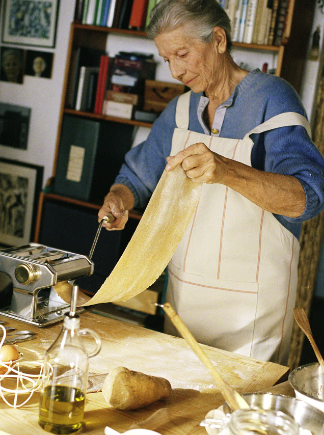 nonnas haciendo pasta en zara home