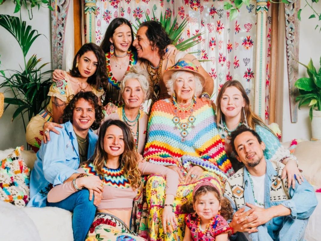World Family la moda 'hippie' que mantiene la identidad de la isla de los años 70