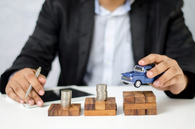 Concept de voiture et d'argent de prêt de voiture, location, assurance automobile, achat de voiture jouet voiture et argent sur blanc