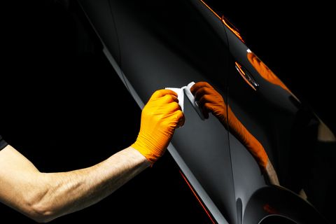 carro polonês cera trabalhador mãos polir carro polir e polir veículo com cerâmica carro detalhando homem segura um polidor na mão e lustra o carro com nano ferramentas de cerâmica para polir