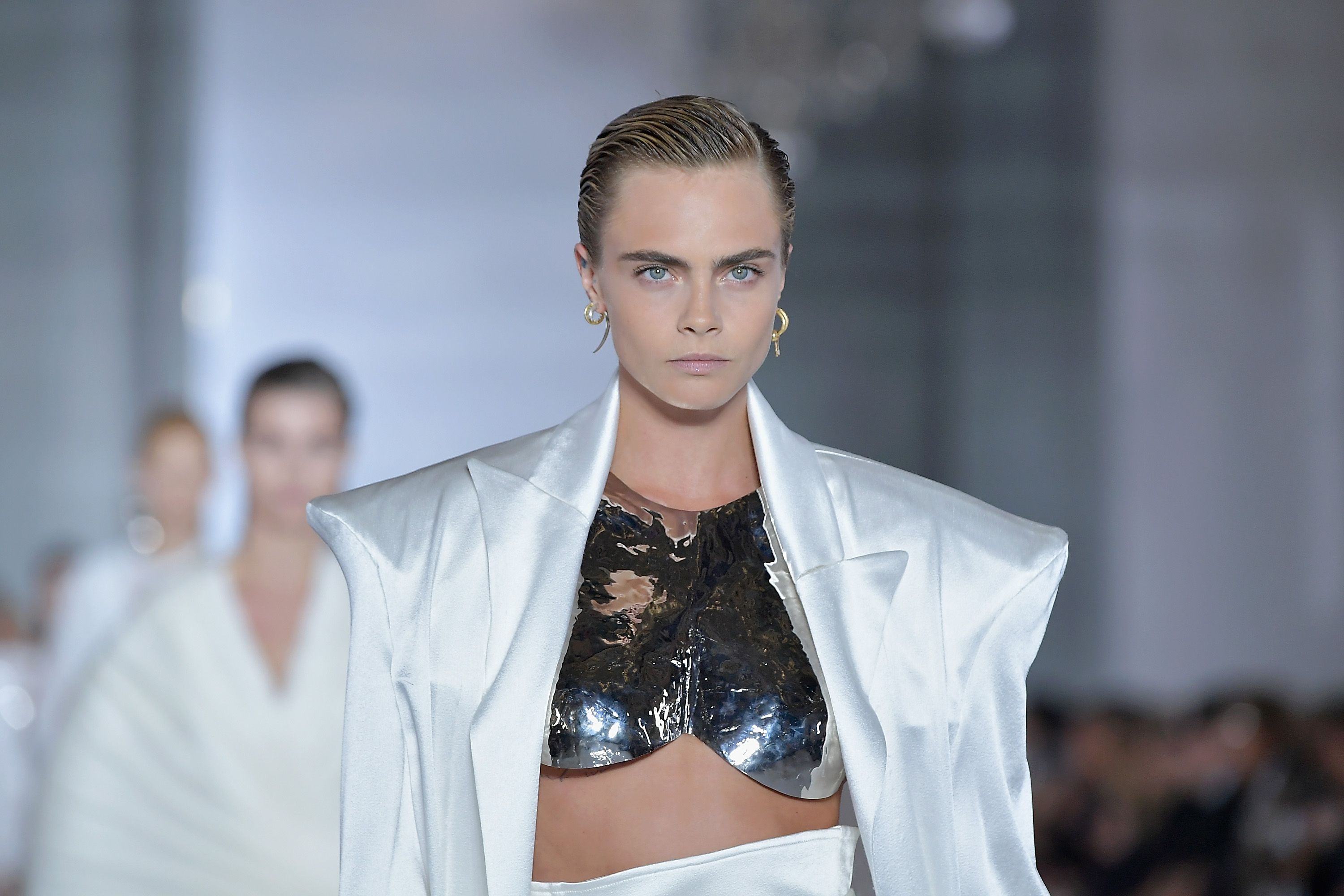 Brøl kaustisk Karakter Cara Delevingne gets naked for Balmain campaign video