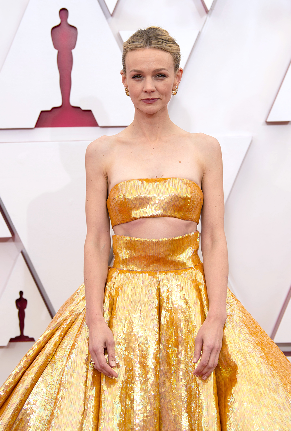 Carey Mulligan S Gold Oscars Look Is Dominating The Show   Carey Mulligan Oscars 2021 1619410519 