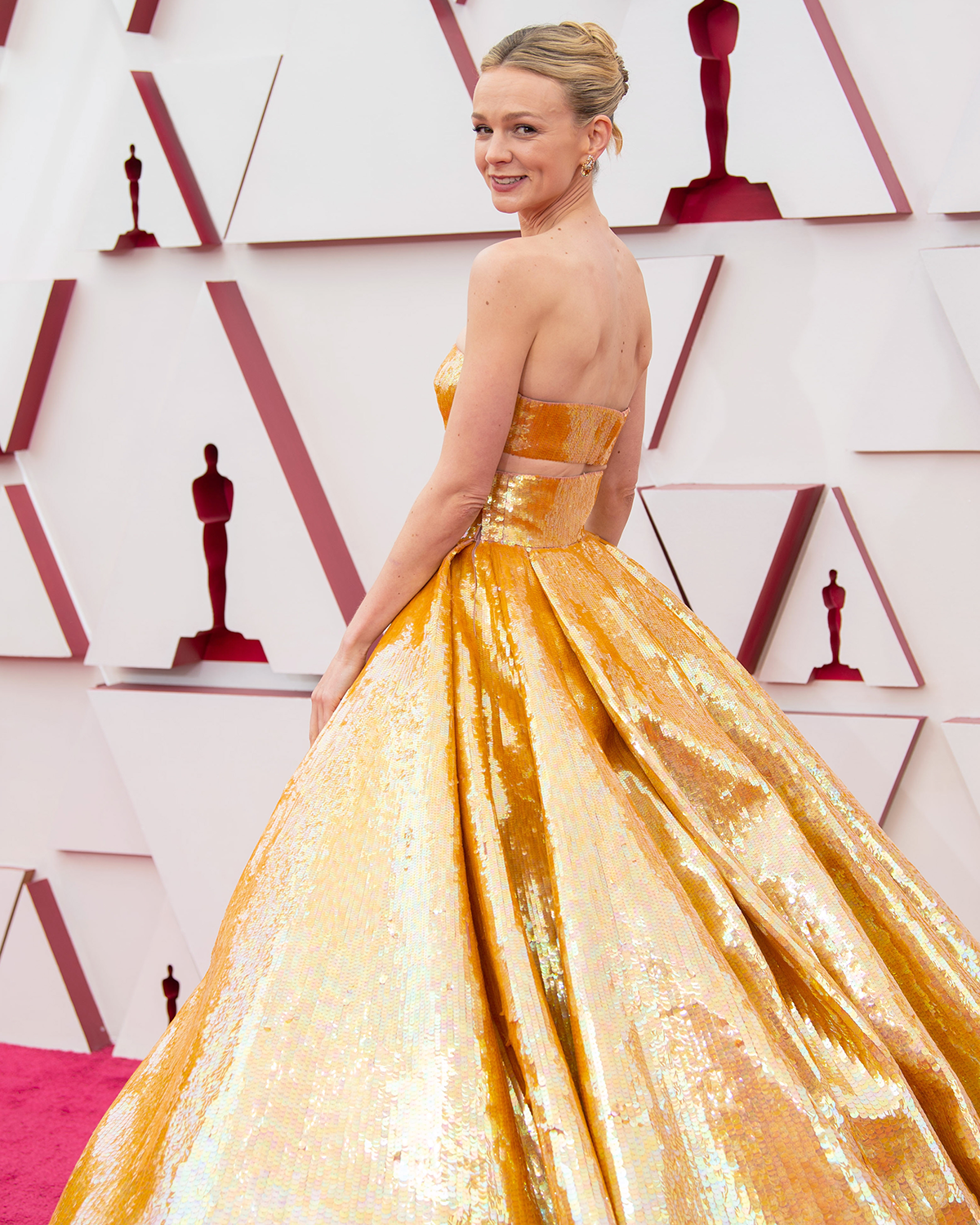 Carey Mulligan S Gold Oscars Look Is Dominating The Show   Carey Mulligan Oscars Dress 2021 1619410521 