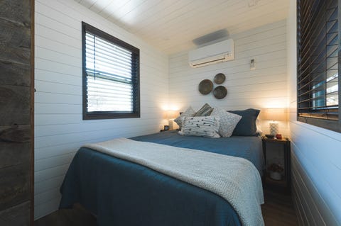 dormitorio doble en el interior de una minicasa en un contenedor con estilo escandinavo