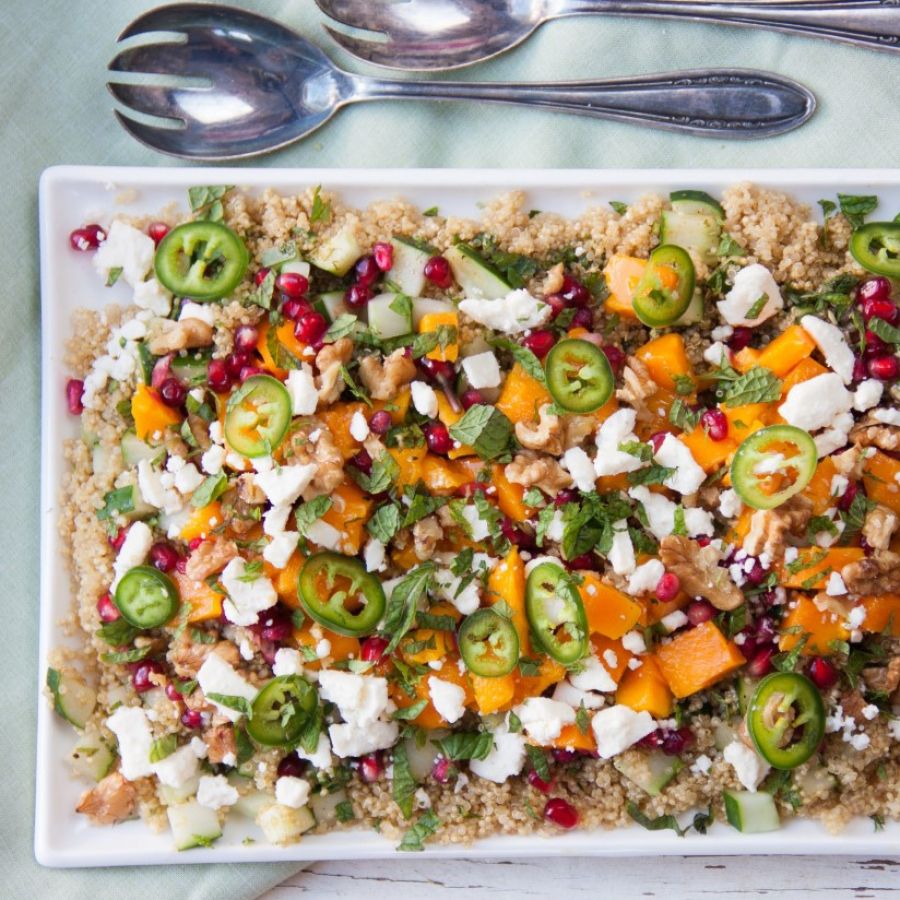 Heerlijk weertje! 10x frisse salade voor bij de bbq Recept BBQ salades: tomatensalade | njam! | Recept in 2020