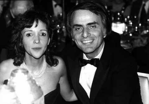 New York, New York um 1980 Carl Sagan und seine Verlobte Ann Druyan im Waldorf Astoria um 1980 in New York City Foto von Bettina Cirone