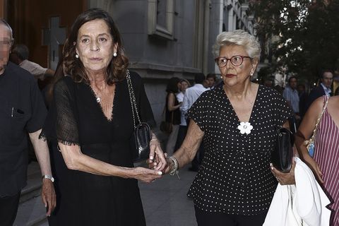 Carmen Quesada y María Isabel Sensat en el funeral de Arturo Fernández