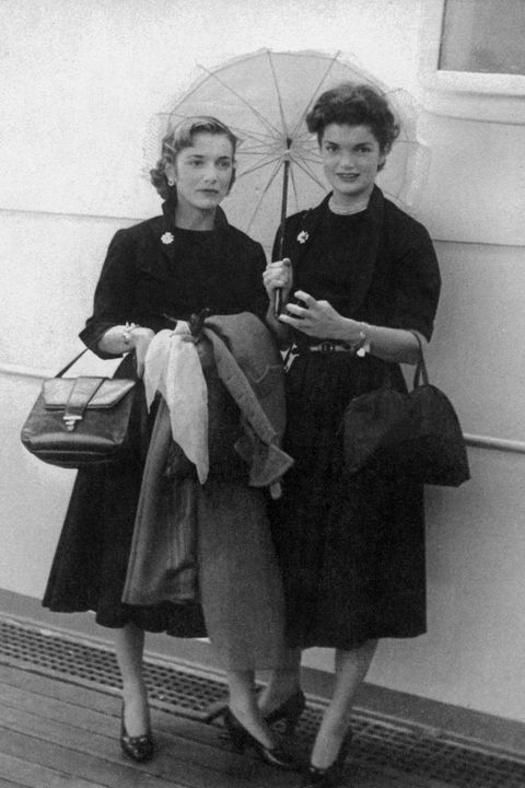 Caroline Lee Bouvier (Lee Radziwill) and her sister Jacqueline Bouvier (future Jackie Kennedy) on september 15, 1951 on boat to come back in USA after their travel in Europe