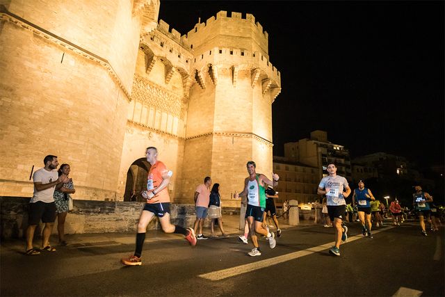 corredores de la carrera popular 15k nocturna valencia banco mediolanum 2021