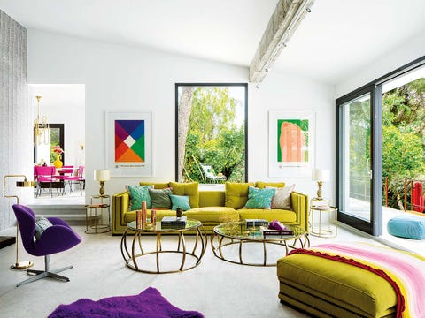 una casa en mallorca alegre y colorida con jardín y piscina
