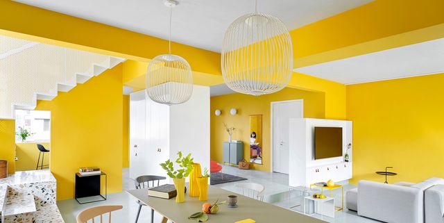 Un divertida casa con las paredes en amarillo - Casas