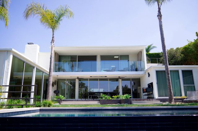 casa en california movimiento moderno con jardín y piscina