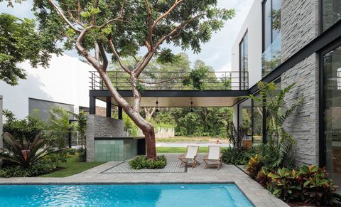casa de arquitectura moderna con piscina y jardín