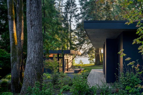 Un casa de arquitectura moderna en el bosque