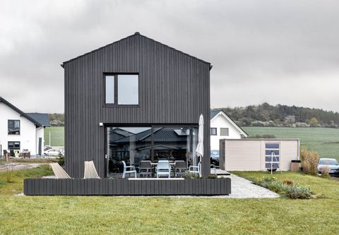 casa de arquitectura moderna con fachada negra