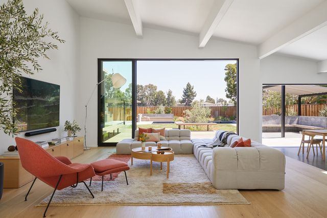 casa moderna de diseño estilo mid century y minimalismo cálido