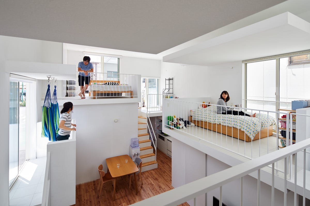 Los balcones en Tokio se construyen hacia dentro - Original estructura  interior de una casa en Tokio