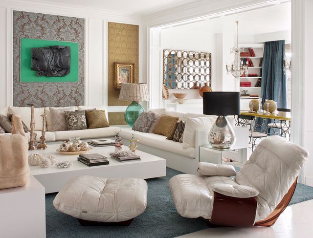 una casa con base blanca decorada con muebles a medida, vintage y retro