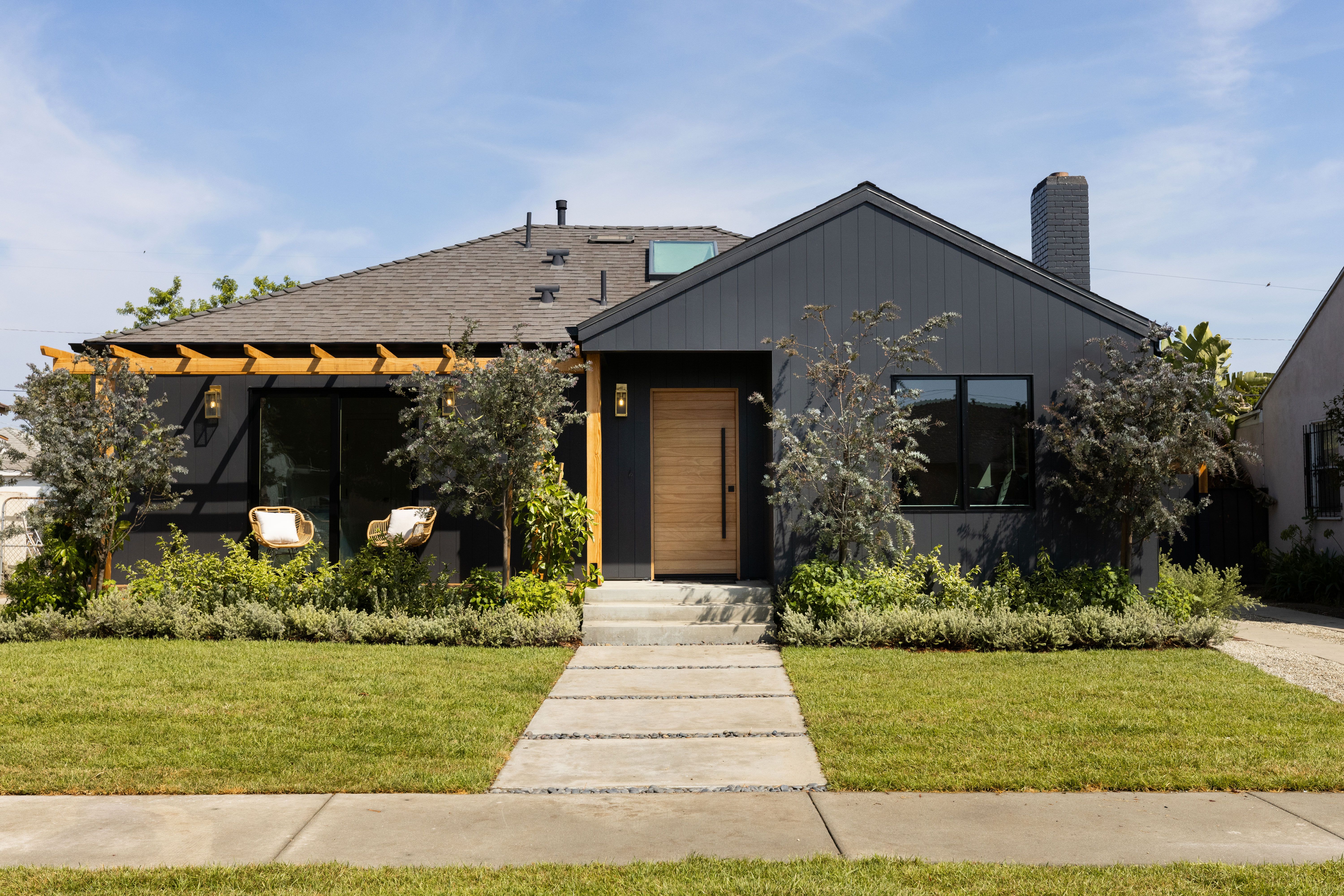 Un bungaló con estilo nórdico en blanco y negro