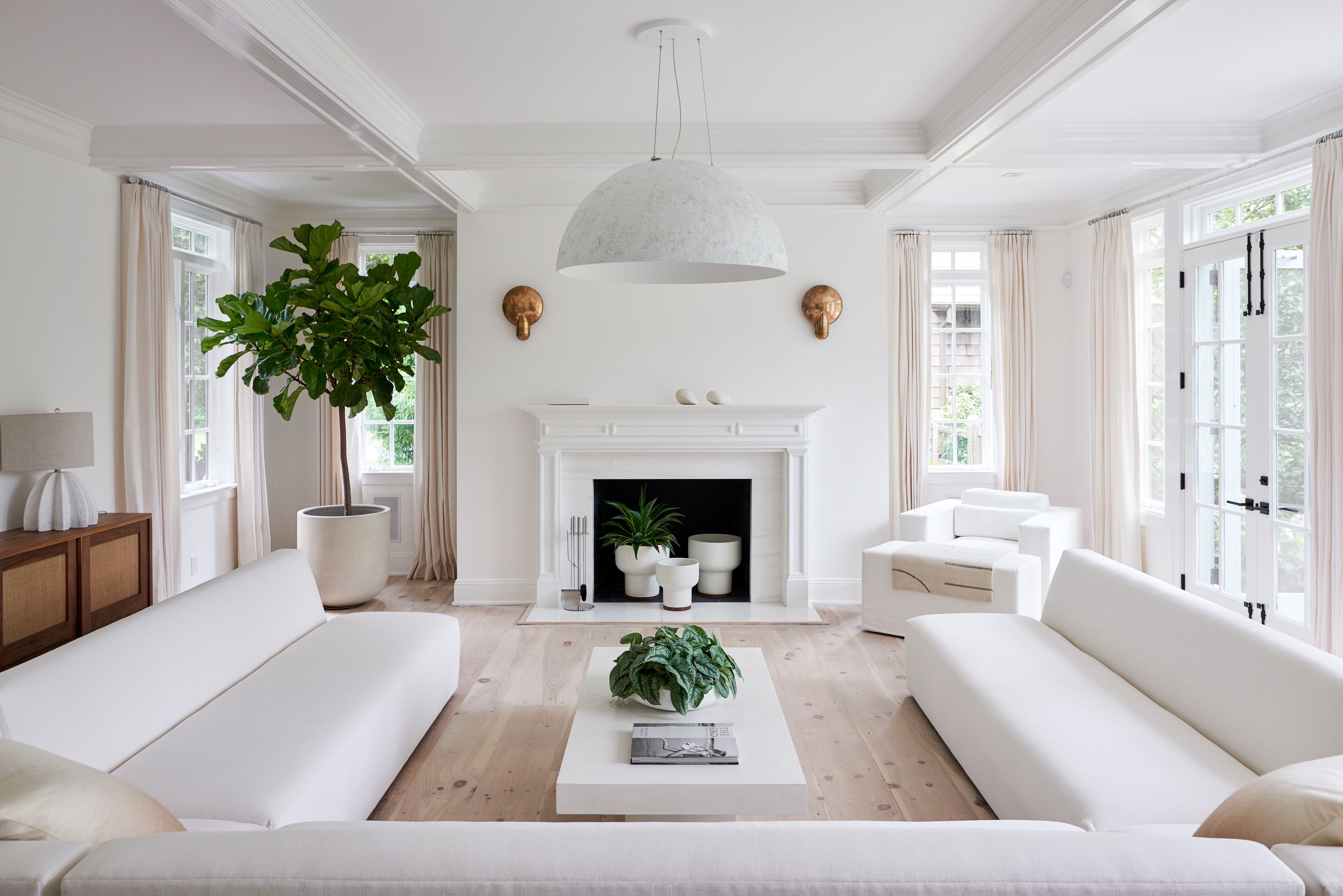 Una casa con una decoración en blanco y negro en Los Hamptons