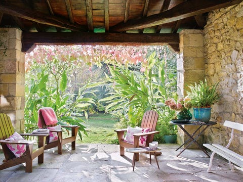 Una casa de campo moderna con paredes de piedra