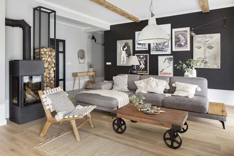 una casa de campo estilo nórdico salón en colores grises con chimenea de hierro