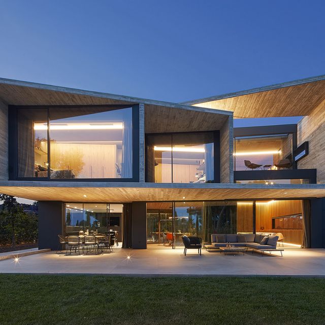 Una casa de arquitectura moderna con cerramientos de aluminio