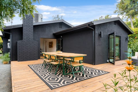 casa con terraza y fachada negra