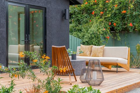 terraza con tarima de madera y muebles de exterior