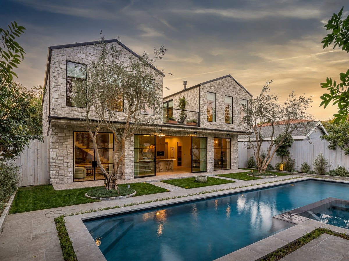 Una casa familiar de diseño moderno y elegante con piscina